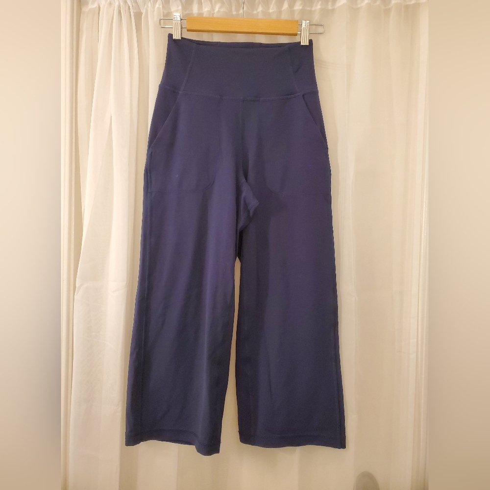 Lululemon - Navy Blue High-Waisted Loose Fit Flaired Capris